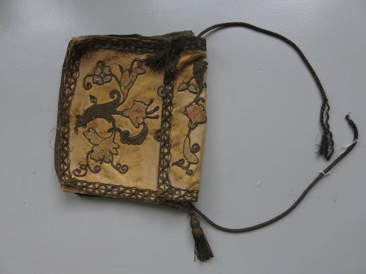 Het materiaal komt van Franse tasje ±1650 - 1680; goudgalon, met koper/gouddraad omwikkelde koord/kwast en florale applicaties