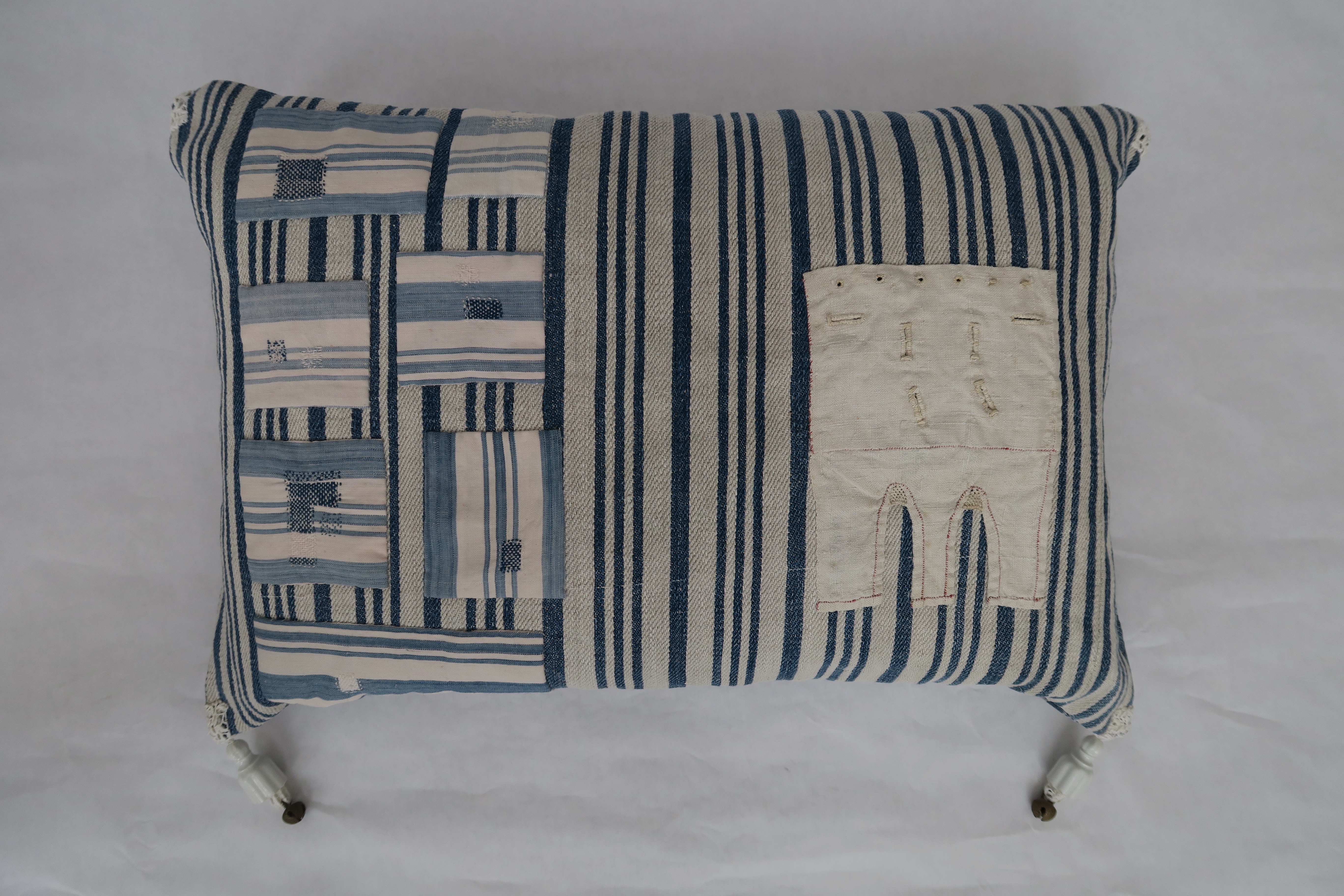 40x60cm, voorzijde: linnen proeflap met o.a. knoopsgaten; Franse blauw-witte gestreepte katoen met stopwerkjes ± 1910