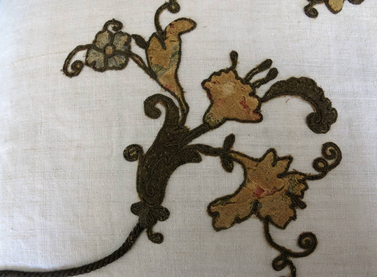 detail: gestileerde florale motieven geknipt uit een gedessineerde en transparante stof , borduurwerk van koperdraad