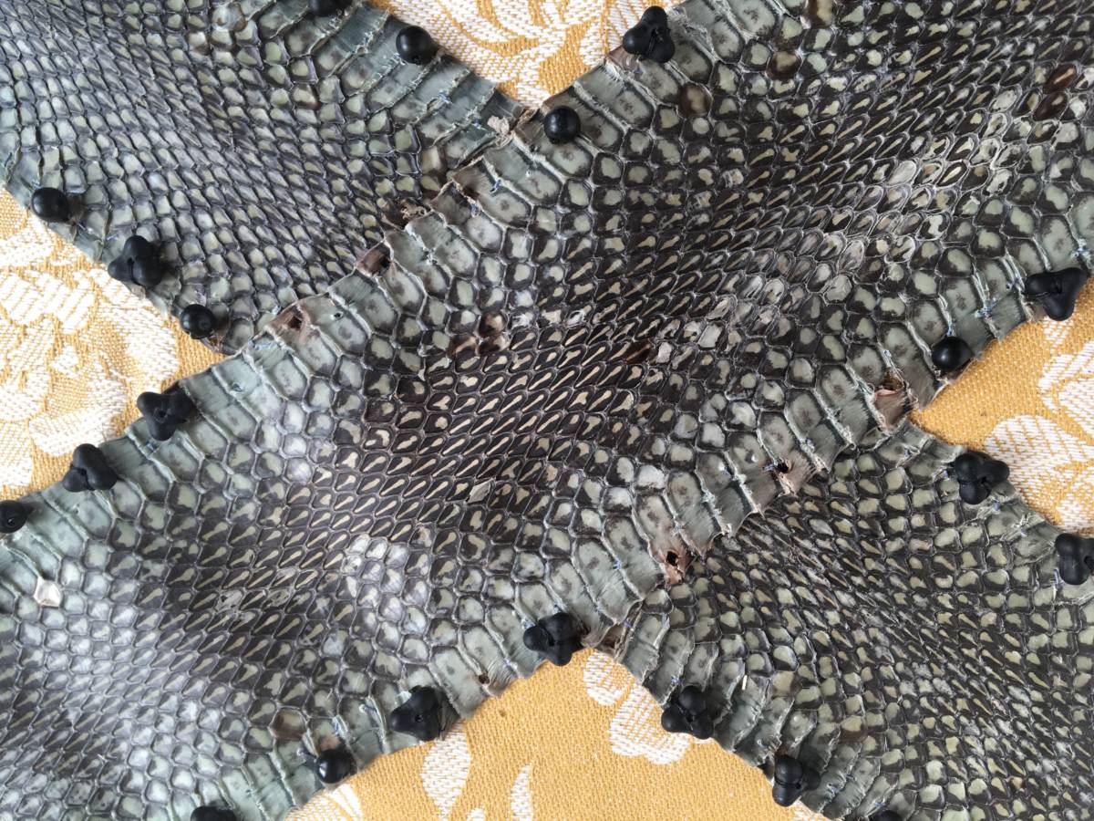 detail: slangenhuiden, matte kralen van een rouwketting ±1920